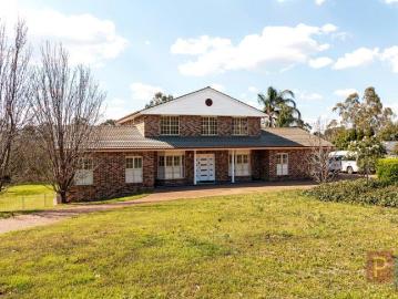 FAMILY HOME ON 3,099 SQUARE METRES!