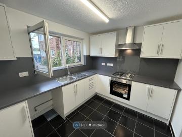 Folkestone Road, London E6, 4 bed flat to rent, £2,600...