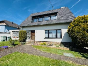 Freist. Einfamilienhaus mit Anbau in zentraler Lage!