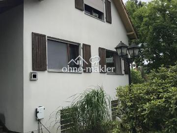 Freistehendes Einfamilienhaus mit Photovoltaikanlage auf...