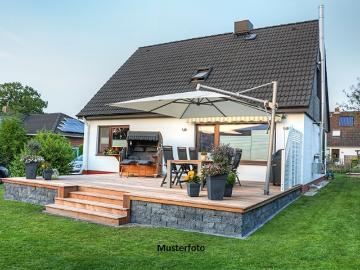 Freistehendes Einfamilienhaus nebst Garten und Doppelgarage