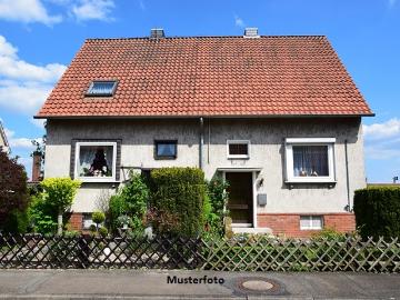 Freistehendes Einfamilienhaus nebst Scheune mit Garage