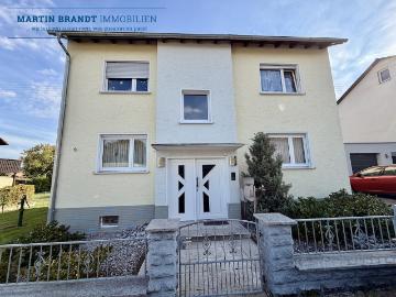 Freistehendes Zweifamilienhaus mit großen Grundstück in...