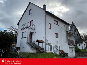 Freistehendes Zweifamilienwohnhaus mit Garage...