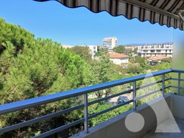 FRÉJUS PLAGE,SUPERBE STUDIO RÉNOVÉ EN DERNIER ÉTAGE,...