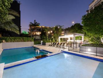 Freshly Reimagined 2 Bedroom Retreat with Story Bridge...