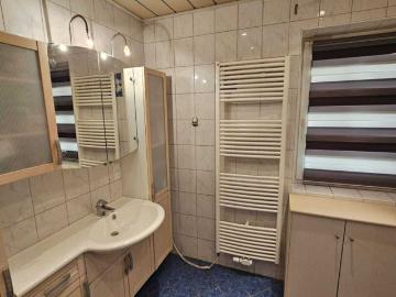 Ruhiges 2 Fam. Wohnhaus + 1 Ha Lw + Quelle in...