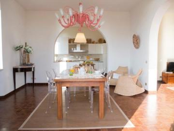 Appartamento con grande terrazza vista mare disponbile...