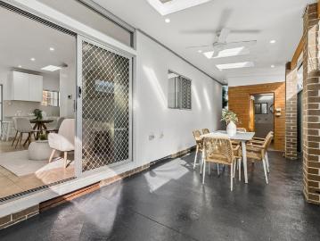 Generously proportioned 2 Bedroom Granny Flat with...