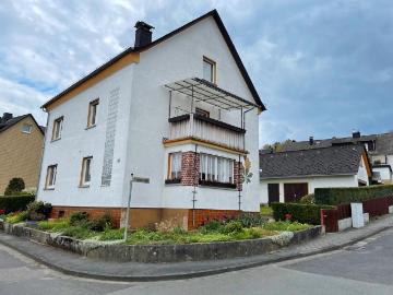 Gepflegtes Mehrfamilienhaus mit Nebengebäude in 65329...