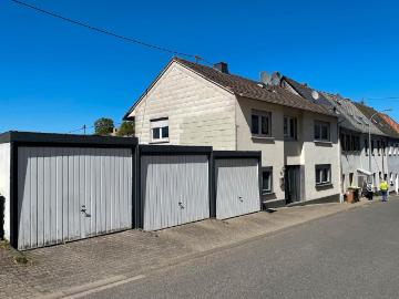 Gepflegtes Ein Zweifamilienhaus mit 3 Garagen in Schloß...