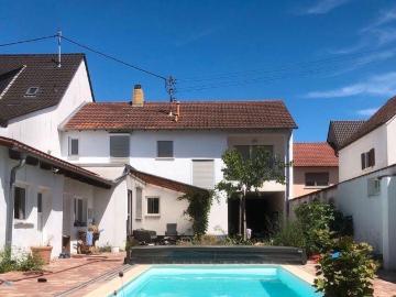 Gepflegtes Haus mit pflegeleichtem Pool & Garten von Privat