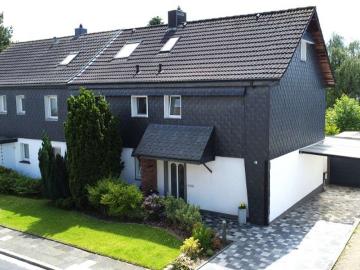Gepflegtes 2 Familienhaus mit Schwimmteich im Herzen von...