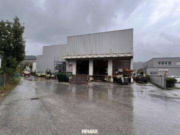 Gewerbestandort mit Hallen, Büro und Freiflächen —...