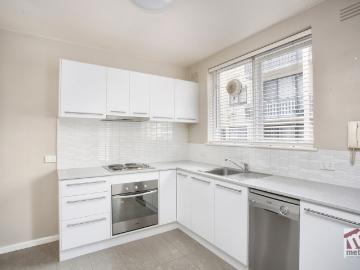 GROUND FLOOR APARTMENT IN PRIME LOCATION!