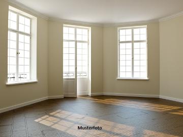 Größere 2 Zimmer Altbau Wohnung nebst Balkon
