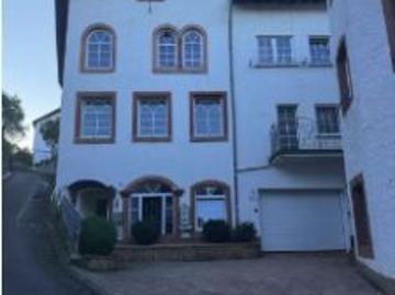 Großes Mehrfamilienhaus mit 3 Wohneinheiten, 352 m²...