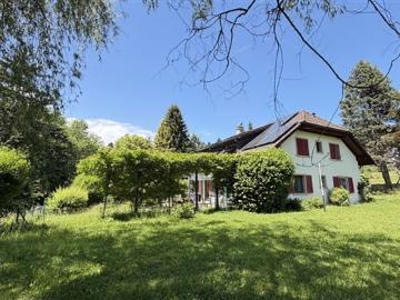 Grosses Haus mit zwei Wohnungen und Erweiterungspotenzial