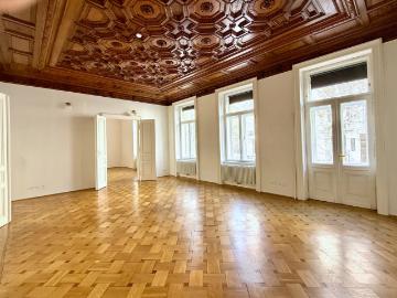 Großzügige Altbauwohnung mit kleinem Balkon in...