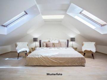 Großzügige DG Wohnung mit 50 m² Dachterrasse, Balkon & 2...
