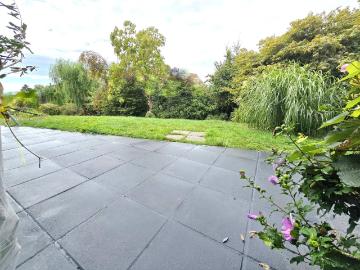 * * GROSSZÜGIGE GARTEN MAISONETTE im REIHENHAUS STIL....