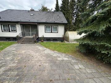 Großzügiges Einfamilienhaus mit Pool und 1.915 m² Grundstück
