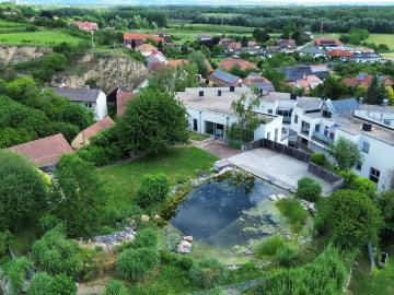 Großzügiges Penthouse mit Garten und Schwimmteich