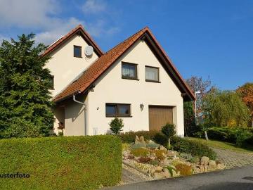 Großzügiges Zweifamilienhaus mit ausgebautem...