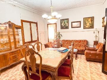Gran parcela urbana de 4.251 m2 con vivienda para...