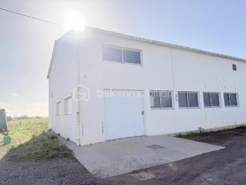 Grand garage avec espace atelier et niveau supérieur –...