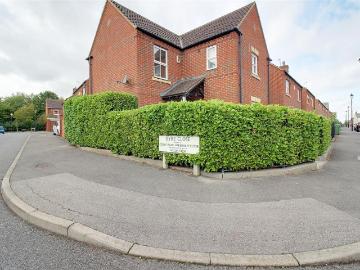 Great Meadow Way, Fairford Leys 3 bed detached house to...