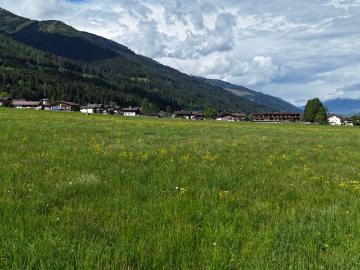 Grundstück mit Perfektem Blick auf die Umliegende Bergwelt