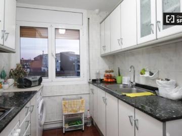 Habitación bien amueblada en alquiler en un apartamento...