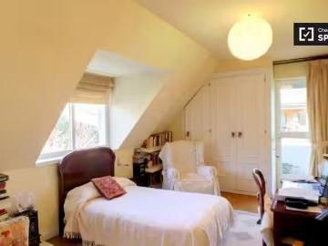 Habitación con balcón en casa de 4 dormitorios en Madrid