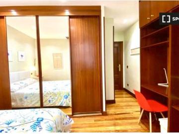 Habitación grande con una cómoda en el apartamento de 5...
