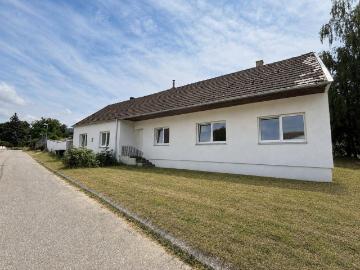 Haus mit großem Grundstück, Garage/Halle & herrlichem...