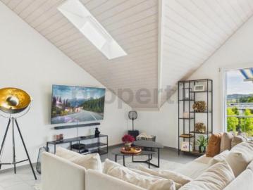 Helle 4.5 Zimmer Dachwohnung mit 2 Bädern & Parkplätzen...