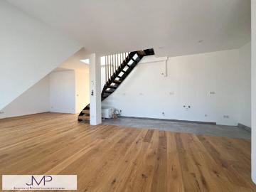 Helle und freundliche 2 Zimmer DG Wohnung mit Balkon und...