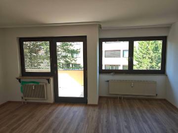 Helle, frisch renovierte Drei Zimmer Wohnung mit Garage