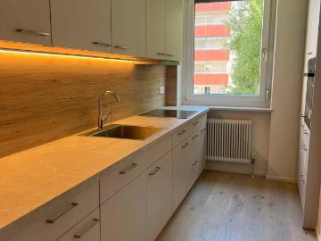 Helle, kernsanierte 4 Zimmer Wohnung mit Loggia in...