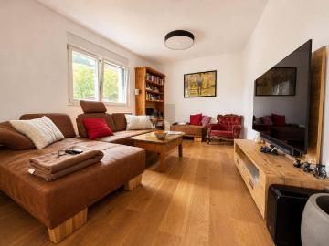 HELLE LOGGIA MIT VIEL SONNE UND PRIVATSPHÄRE, ZENTRAL...
