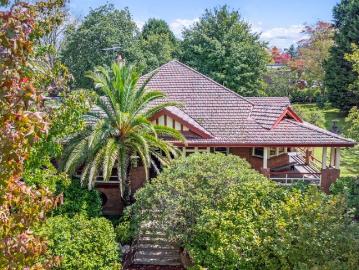 History. Space. Prestige. The Oak A Rare Blue Mountains Icon