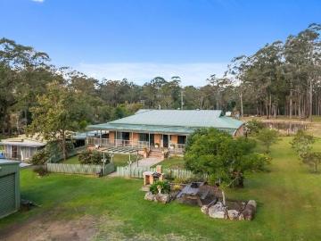 Homestead, Pool, Guest Accommodation & 21 Acres of...