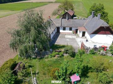 Idyllischer Hof mit großem Grundstück im Grünen