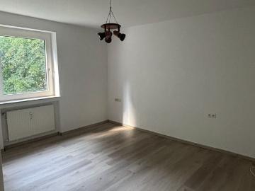 Im Grünen und doch zentral: renovierte 2 Zimmer Wohnung...