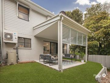 Immaculate Inner City Townhouse with Light Filled Living...