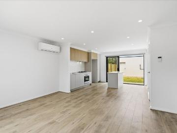 IMMACULATE TOWNHOUSE