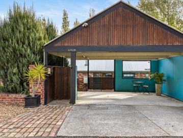 Inner city Chic apartment, a perfect home of investment...
