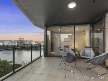 Inner City Living At Its Finest: Spacious Layout,...