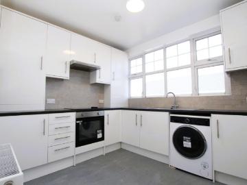 Kenton Road, Kenton 2 bed flat to rent £1,700 pcm £392 pw